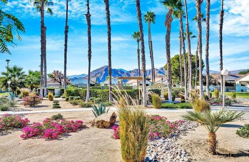 Palm Desert Resort | Desert Breezes Resort