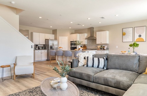 Coachella House | Desert Eden by AvantStay | 6BR w/Ensuite | Backyard Oasis w/Pool & Hot Tub!