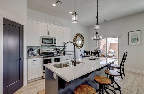 Washington House | *Desert Escape- With a Private Hottub & Firepit*