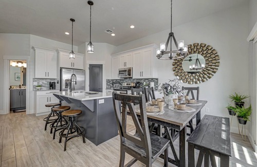 Washington House | *Desert Escape- With a Private Hottub & Firepit*