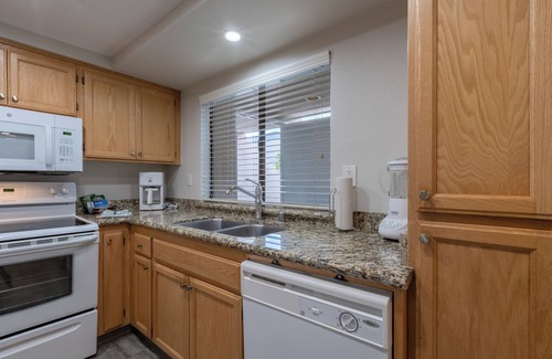 Baristo Hotel | Desert Getaway 3 Unites! Kitchen, Pools & Free Parking!