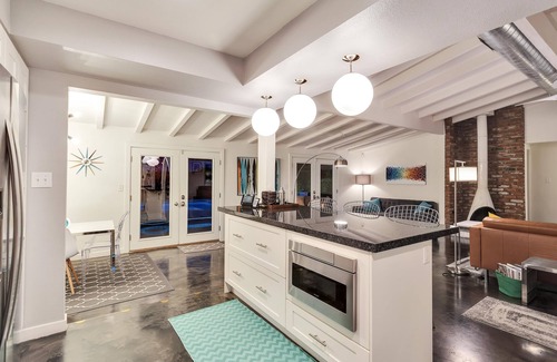 Sunrise Vista Chino House | Desert House-A Relaxing Mid-Century Oasis