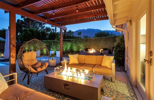 Sunrise Vista Chino House | Desert House-A Relaxing Mid-Century Oasis