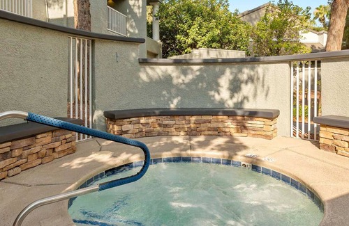Las Vegas Condo | Desert Oasis 2BR Retreat Near Las Vegas Strip!