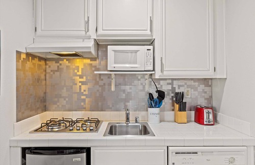 Palm Springs Apartment | Desert Studio patio, fire-pit, parking washer/dryer
