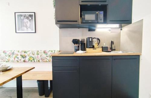 Mitte Apartment | Design Apartment für bis zu 4 im 2 OG, modern, Dachterrasse, Grill, ruhige Lage, Disney plus, Wii, LAN und WLAN