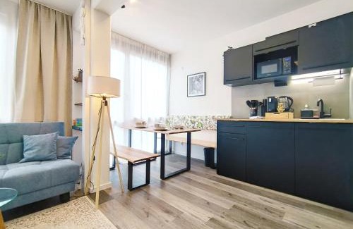 Mitte Apartment | Design-Apartment für bis zu 4 im 1 OG, modern, Dachterrasse, Grill, ruhige Lage, Disney plus, Wii, LAN und WLAN