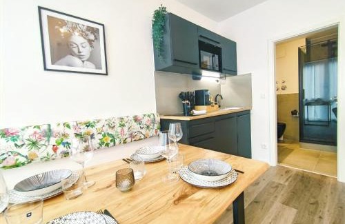 Mitte Apartment | Design-Apartment für bis zu 4 im 1 OG, modern, Dachterrasse, Grill, ruhige Lage, Disney plus, Wii, LAN und WLAN