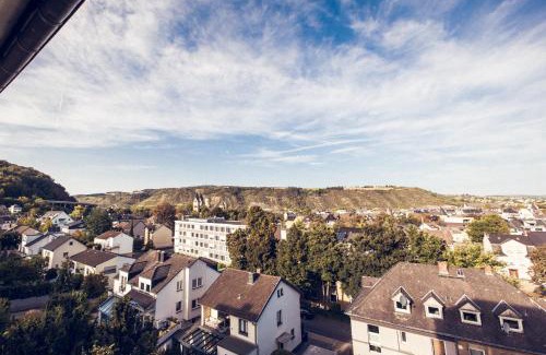 Pellenz Apartment | Design Apartment zentral für 6 in Andernach: Ausblick, WiFi, Küche