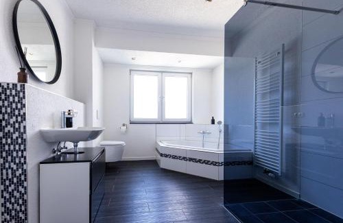 Pellenz Apartment | Design Apartment zentral für 6 in Andernach: Ausblick, WiFi, Küche