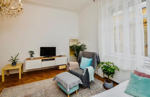 Orszagut Apartment | Design Studio
