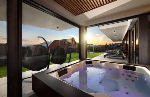 Kezmarok Apartment | Design Villa Stella private pool & spa