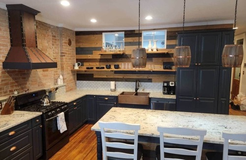 Florence Apartment | Designer 2 Bedroom Loft on Main Street in Florence