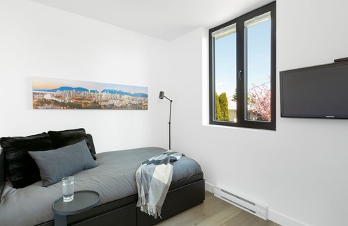 Arbutus Ridge House | Designer 2Bdr Coach House 10 Minutes from beautiful beaches and UBC!