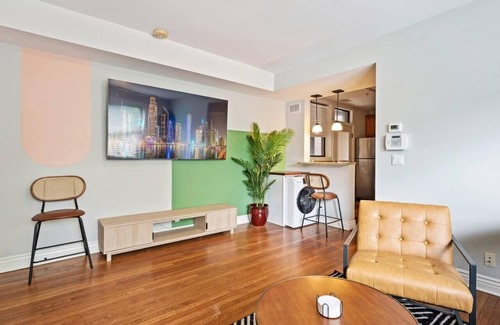 Lakeview Apartment | Designer Apartment 10 Min Walk to Wrigley!