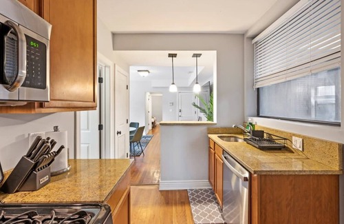 Lakeview Apartment | Designer Apartment 10 Min Walk to Wrigley!