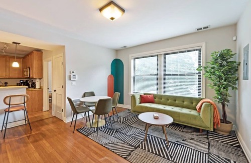 Lakeview Apartment | Designer Apartment 10 Min Walk to Wrigley!