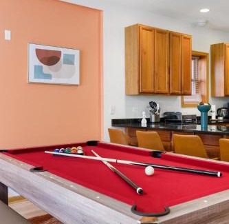 Wicker Park Apartment | Designer Apt Billiards Private Patio 1 Parking