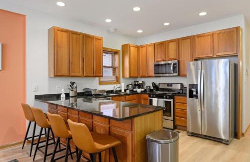 Wicker Park Apartment | Designer Apt Billiards Private Patio 1 Parking
