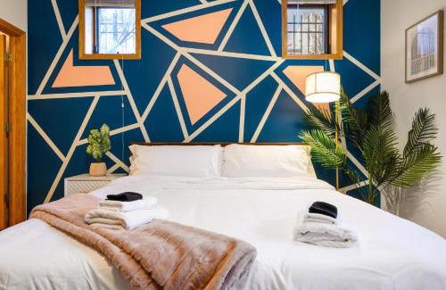 Wicker Park Apartment | Designer Apt Billiards Private Patio 1 Parking