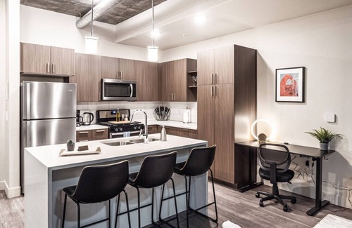 Rio Grande Apartment | Designer- by Convention CenterPool, HTub, 24/7 Gym