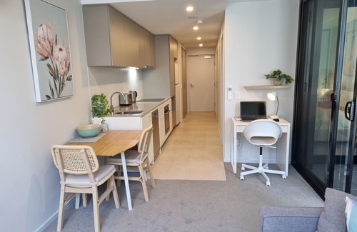 Greenway Apartment | Designer Gem! Comfort with Style. Boosts rooftop pool, spa, sauna & park.