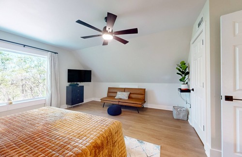 Clarkesville Cabin | Designer hideaway in secluded location w/ amazing mountain-forest-view-Dogs ok