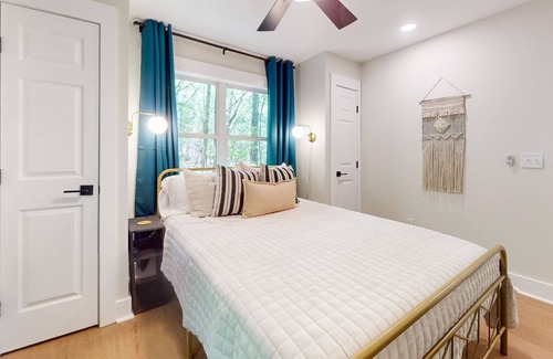Clarkesville Cabin | Designer hideaway in secluded location w/ amazing mountain-forest-view-Dogs ok