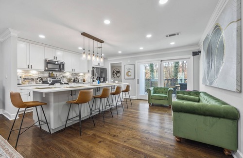 Buckhead House | Designer Home + King Therapeutic Bed + 85" SmartTV