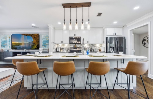 Buckhead House | Designer Home + King Therapeutic Bed + 85" SmartTV