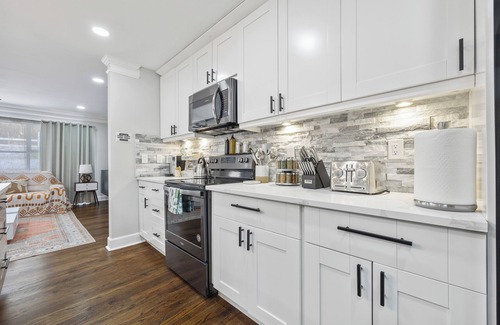 Buckhead House | Designer Home + King Therapeutic Bed + 85" SmartTV