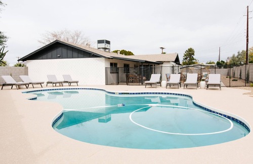 Scottsdale Estates Eleven House | Designer home, sleeps 16 + Large Yard + Heated Pool - 8 minutes to Old Town