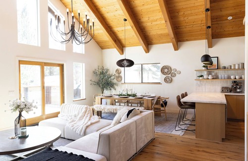 Mammoth Lakes House | Designer Mountain Chalet + Monthly Rental Only + Walk to Village + Ski Back