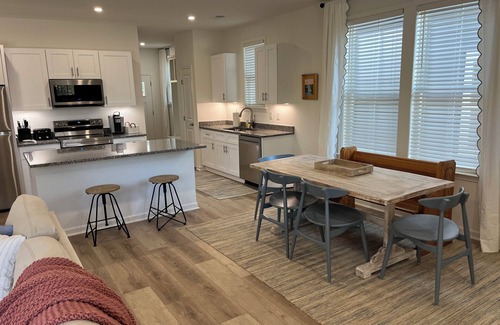 Columbia House | DESTINATION USC! 5BR/3.5BA new construction - walk to campus, 5Points and more!