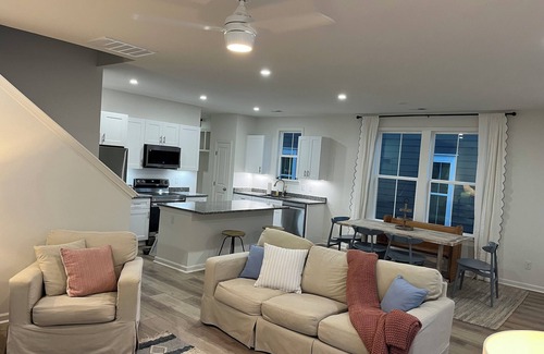 Columbia House | DESTINATION USC! 5BR/3.5BA new construction - walk to campus, 5Points and more!