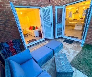 Broad Oak Apartment | Detached 4BR House - Private Garden, Garage & Parking - Perfect for Long Stays, Families, Contractors