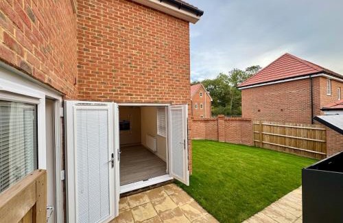 Broad Oak Apartment | Detached 4BR House - Private Garden, Garage & Parking - Perfect for Long Stays, Families, Contractors