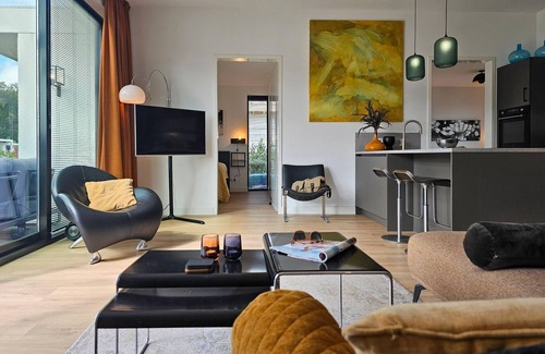 Zeewolde House | Detached 6-person villa with paddleboards, waterfront garden with private swim deck, sunshade, BBQ, and luxurious open kitchen. Located at Villa Resort Harderwold in Zeewolde. Pet-friendly!