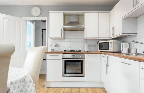 Poole House | Detached cosy house with private hot tub & parking, for 2 +2 near Poole Hospital
