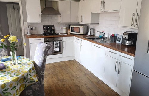 Poole House | Detached cosy house with private hot tub & parking, for 2 +2 near Poole Hospital