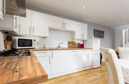 Poole House | Detached cosy house with private hot tub & parking, for 2 +2 near Poole Hospital