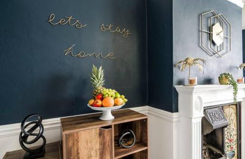 Wellingborough House | Detached House - Central Location - Free Parking, Pool Table, Fast WiFi & Smart TV with PS4 and Netflix by Yoko Property