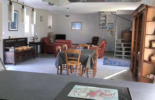 Goulien House | Detached house, large garden and enclosed private parking