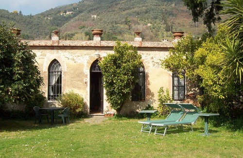 Nocchi Villa | Detached house with swimming pool and private garden in Tuscany between Lucca and the sea