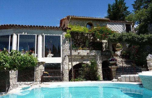 Lussan House | Detached stone house with swimming pool and ponds