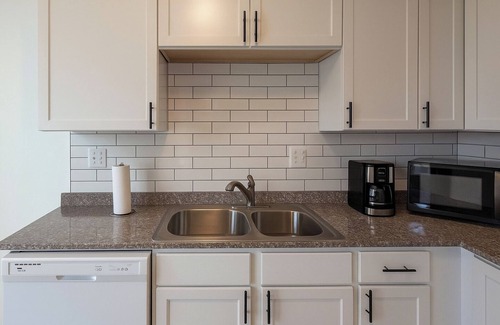 Detroit House | Detroit 4BR Home | Bathtub and Pet Friendly Stay