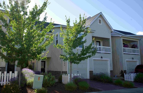 Jacksonville House | Deven's Cottage, Cozy 2-bedroom townhome in Jacksonville with AC, WiFi, office