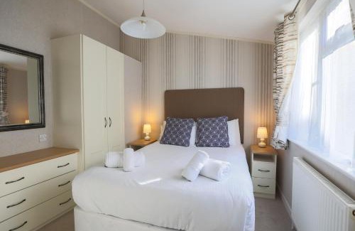 Liverton Apartment | Devon Bliss - Pool View Lodge - Spa Resort in Devon