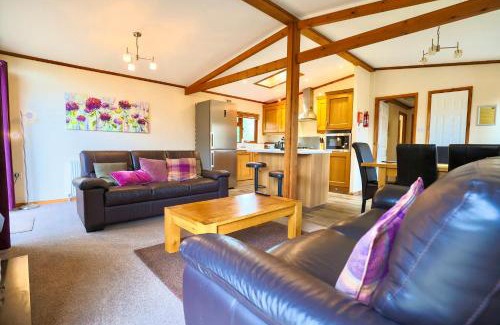 Liverton House | Devon Comfort Lodge with Hot Tub - Spa Resort in Devon