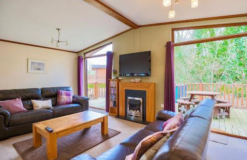 Liverton House | Devon Comfort Lodge with Hot Tub - Spa Resort in Devon